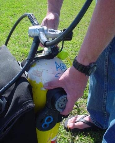 opening scuba tank valve